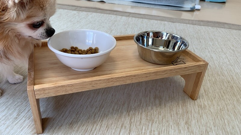 ダイソーの木製ペット用テーブルは小型犬用のお皿なら余裕で2個置ける！