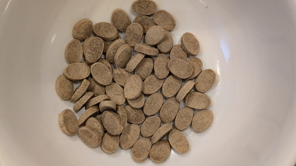 砕く前のドッグフードの状態。粒が大きく、そのままでは食べにくいことも。
