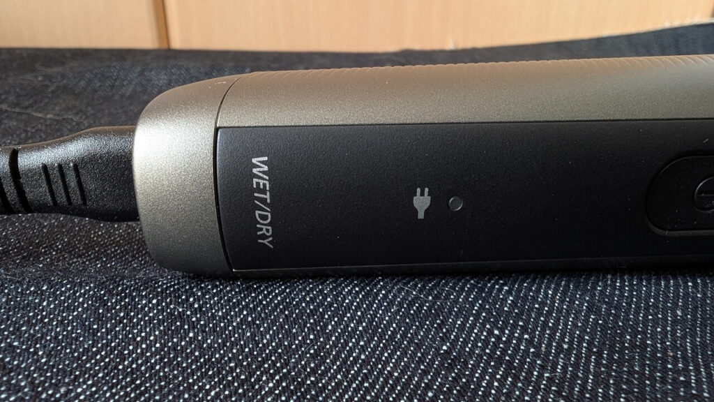 ER-NGKJ3-Sの充電完了状態。インジケーターランプが消灯している。