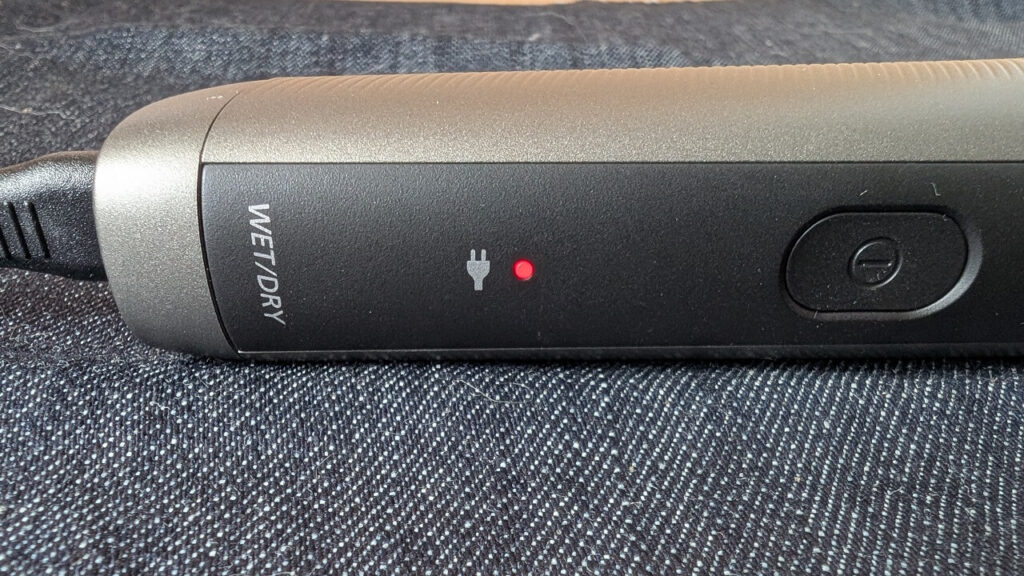 ER-NGKJ3-Sの充電中、赤色インジケーターランプが点灯している様子。