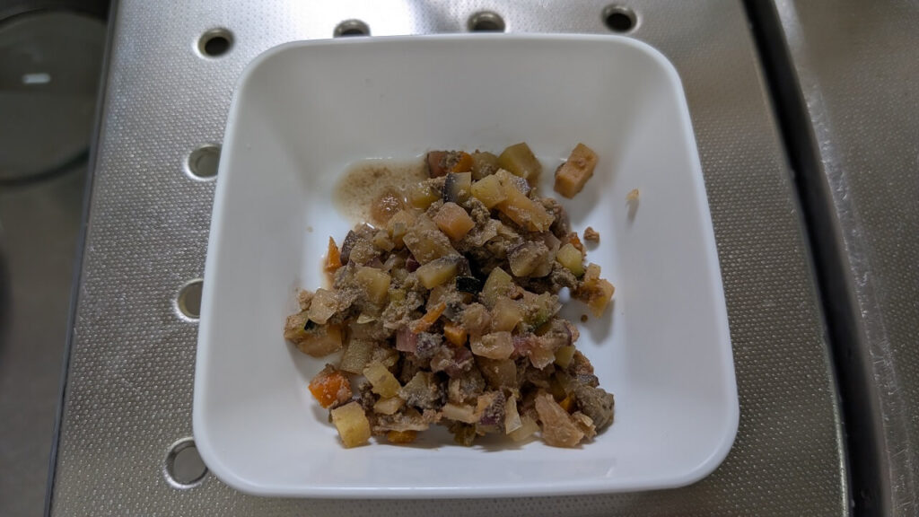 解凍したWelMo「放牧親鶏レバーと規格外野菜」1食分