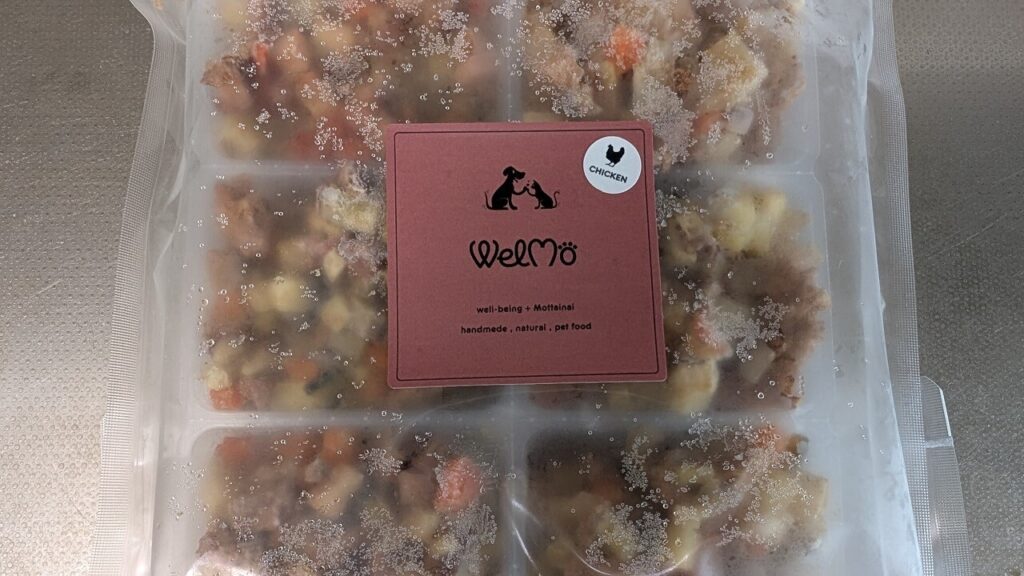 WelMoドッグフード 放牧親鶏レバーと規格外野菜の小分け冷凍パッケージ写真